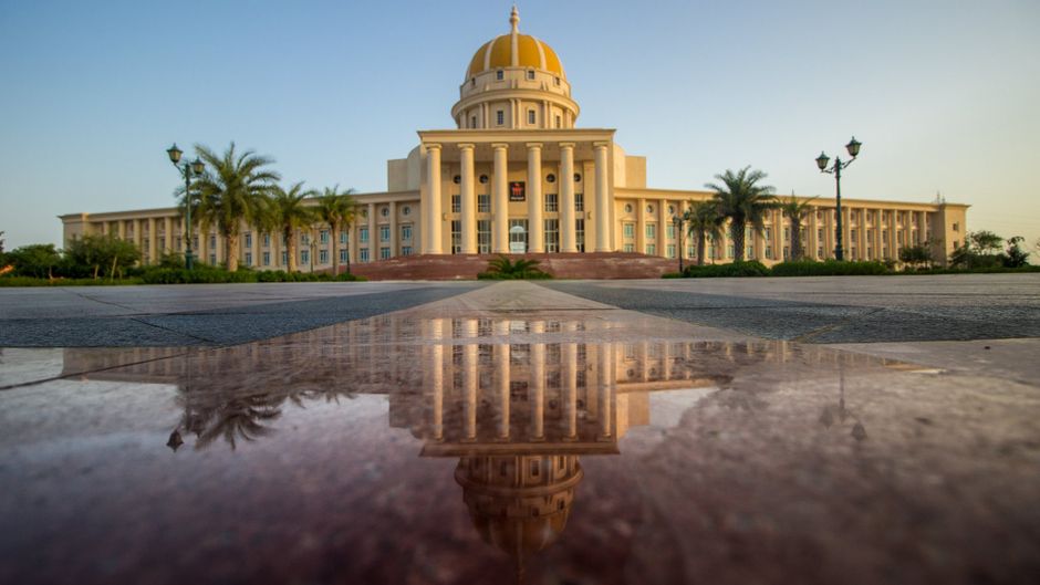 Warsaw Federal Workers Battle 37°C Heat Wave with Staggered Schedules
